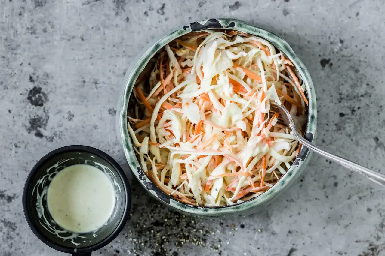Sauce salade de chou: maîtrisez la recette pour un coleslaw unique