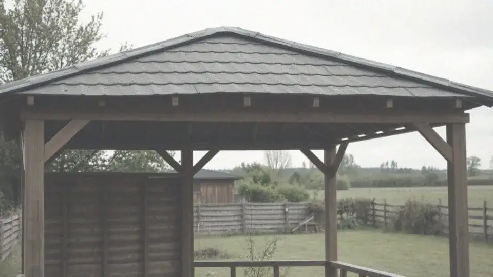 Co na dach altany? Porównaj materiały i wybierz idealne pokrycie!