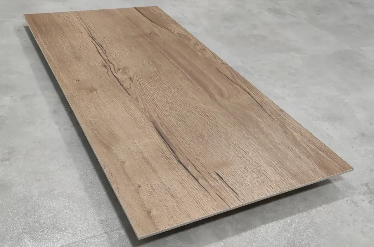 Myślę, że najlepszym tytułem meta, który spełnia wszystkie kryteria, będzie: Płytki drewnopodobne: estetyka drewna, trwałość gresu czy to Twój wybór?