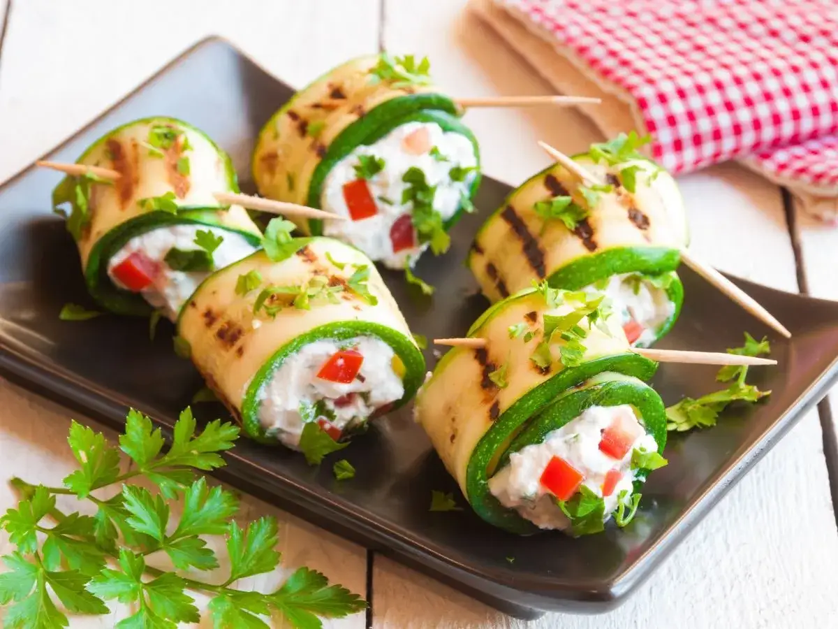 Roladki z cukinii z serkiem i papryką. Świetny pomysł, co ugotować z cukinii na przekąskę.