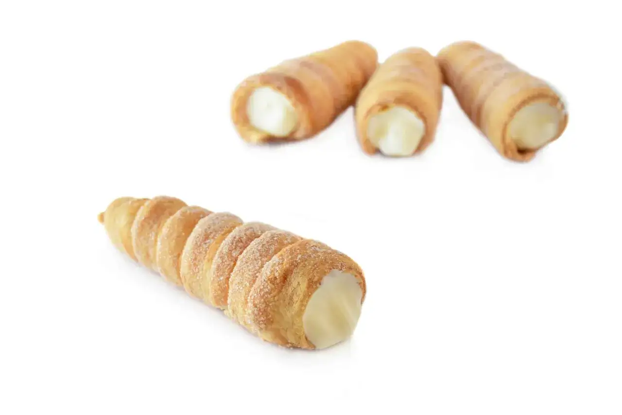 Słodkie rurki z kremem, idealne na deser. Zastanawiasz się, ile kcal ma rurka z kremem?