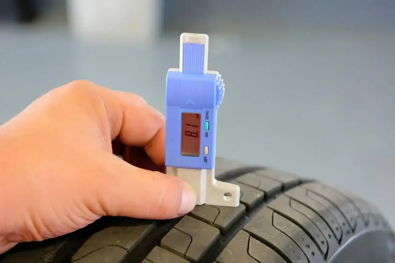 Bieżnik opony: Jak zmierzyć? Bezpieczeństwo i mandat