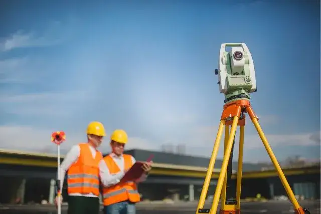 Jak wygląda praca geodety? Poznaj wyzwania i umiejętności potrzebne w zawodzie