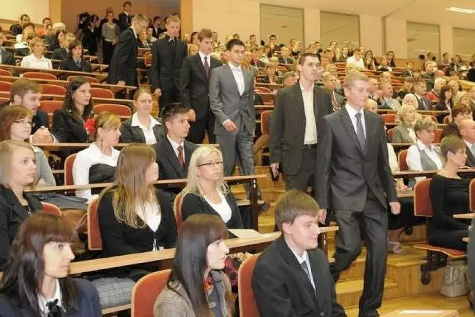 Bezrobocie po studiach: Jak uniknąć trudności w znalezieniu pracy?