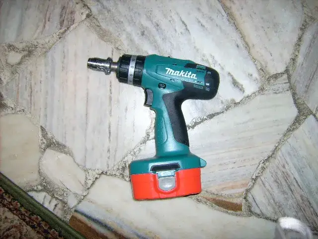 Makita: Demontaż uchwytu wiertarskiego. Lewy gwint? To proste!