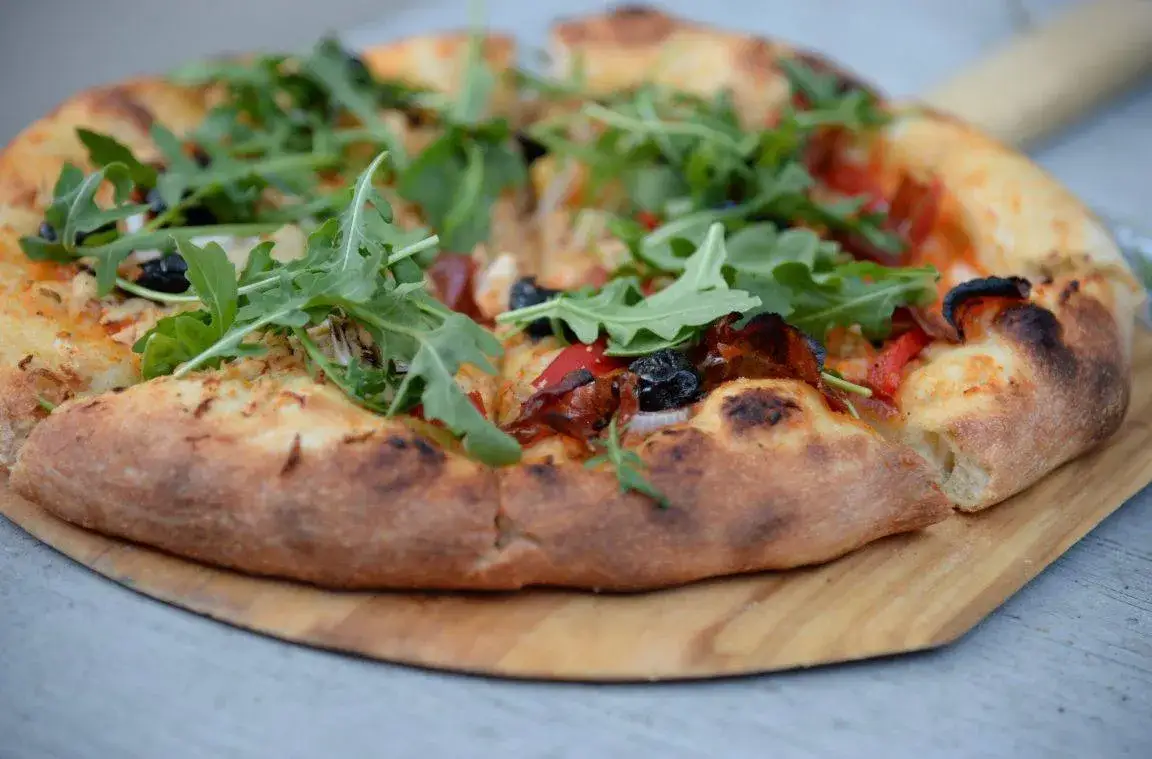 Jak zrobić cienkie ciasto na pizzę? Odkryj przepis mistrza!