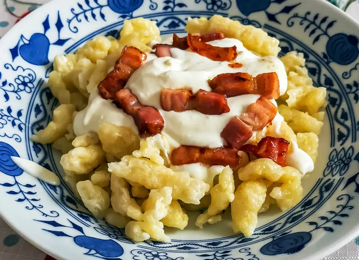 Puszyste kluski kładzione: sekret babci na idealny domowy obiad