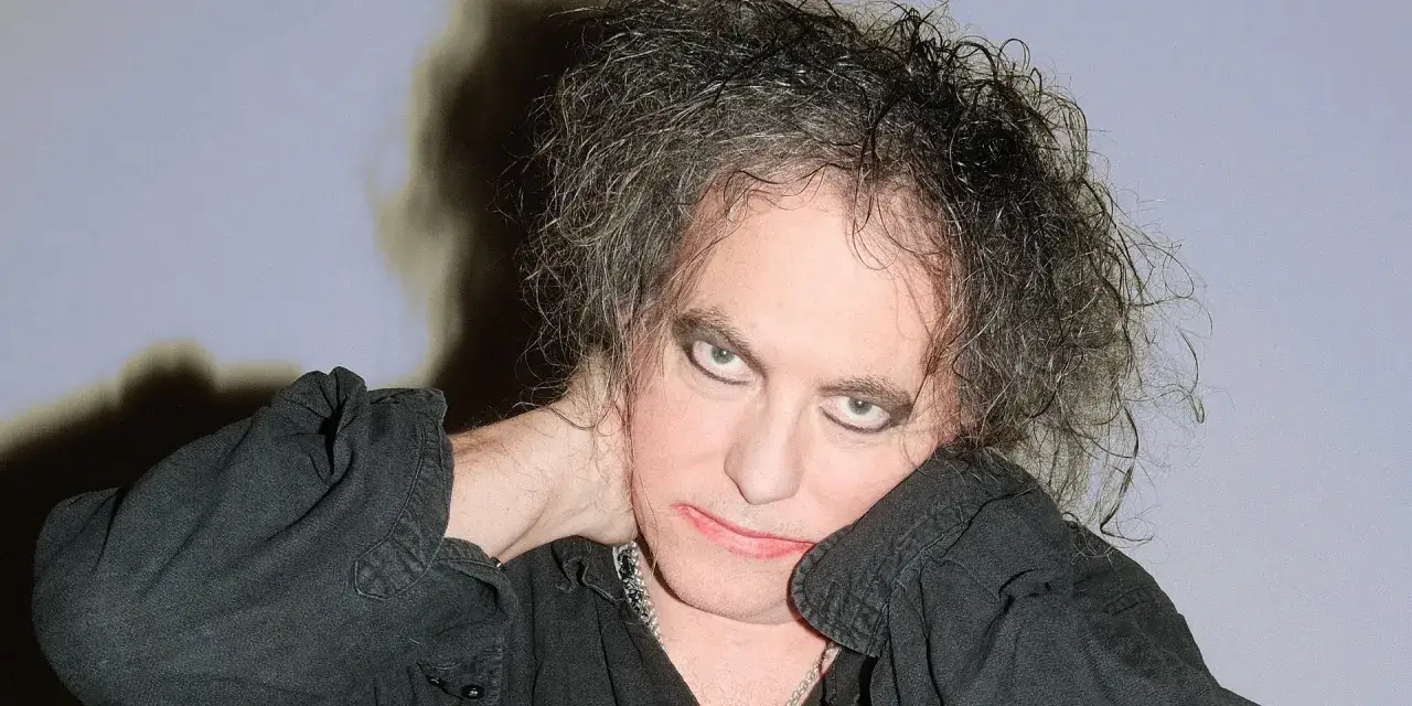 Robert Smith z The Cure, z charakterystyczną fryzurą i makijażem, zapowiada nowa płyta.