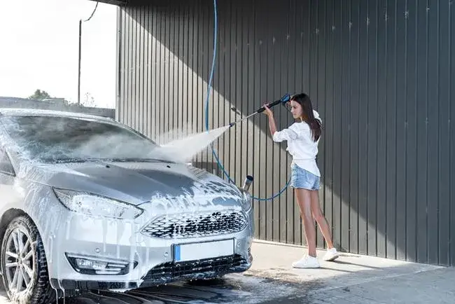 Jak korzystać z myjni ręcznej? Poradnik: lśniące auto bez błędów.