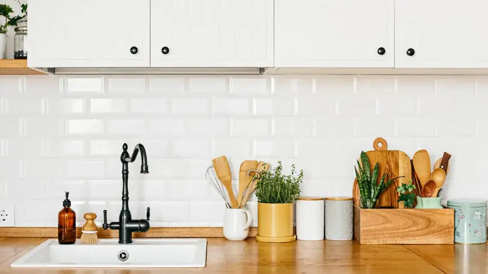 Jakie fugi do białych płytek? Wybierz idealny kolor i uniknij błędów