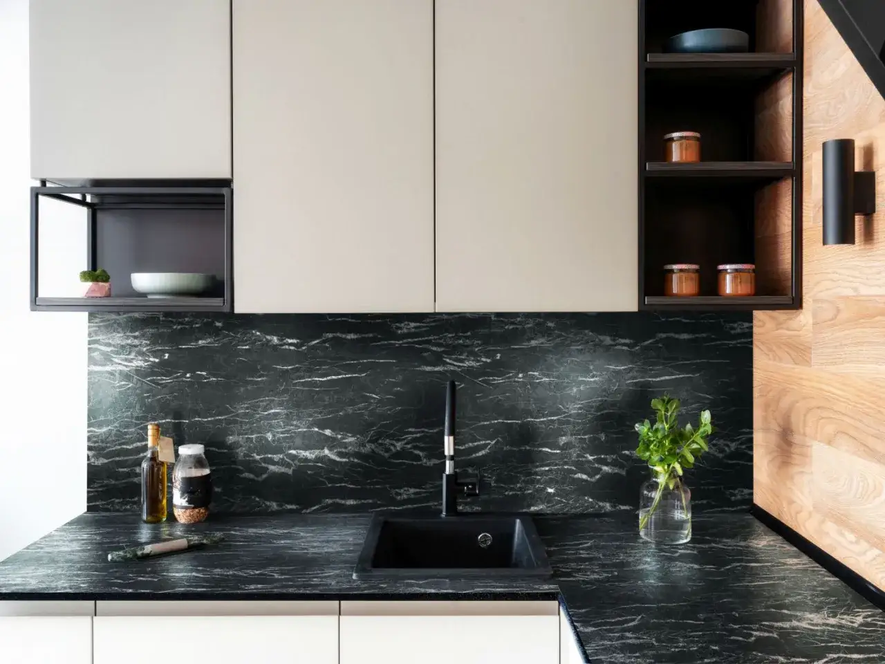 Jak zamontować blat kuchenny? Poradnik krok po kroku bez błędów.