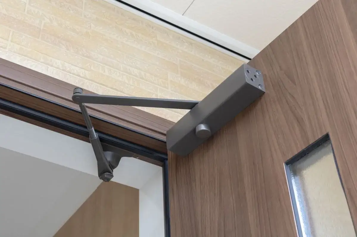 Mechanizm otwierania drzwi do góry: Jak wybrać idealny system?