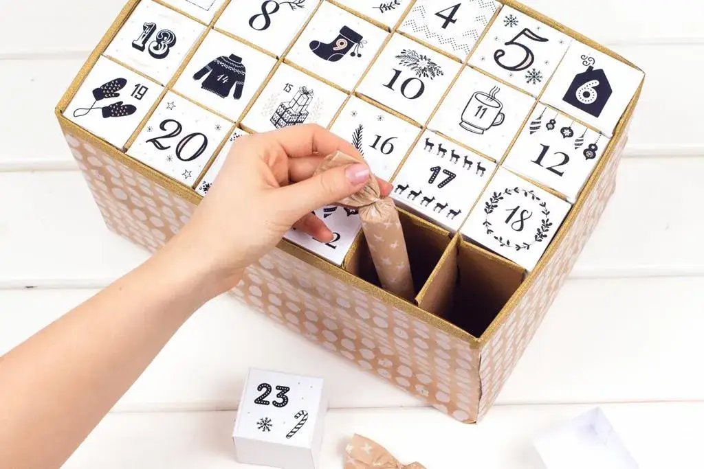 Prosty kalendarz adwentowy z kartonu. Zrób go sama i zaoszczędź pieniądze!