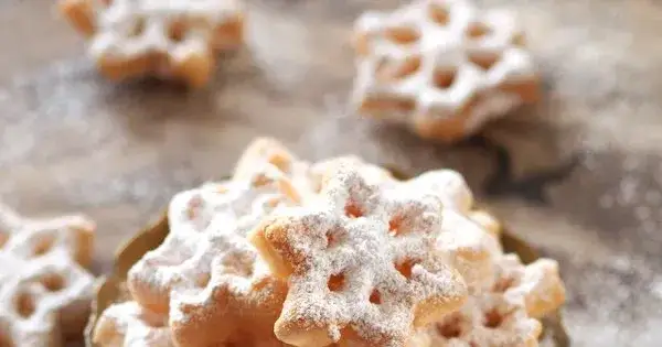 Prosty przepis na rozetki ciasteczka z ciasta naleśnikowego, które zachwycą