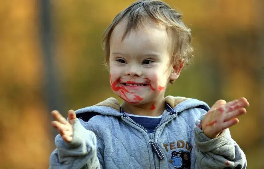 Kiedy dziecko z zespołem Downa zaczyna mówić? Oczekiwania i wsparcie