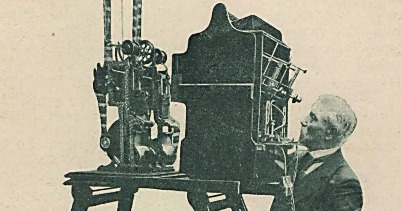 Starszy pan przygląda się skomplikowanemu urządzeniu, które pokazuje, co to jest kinematograf.