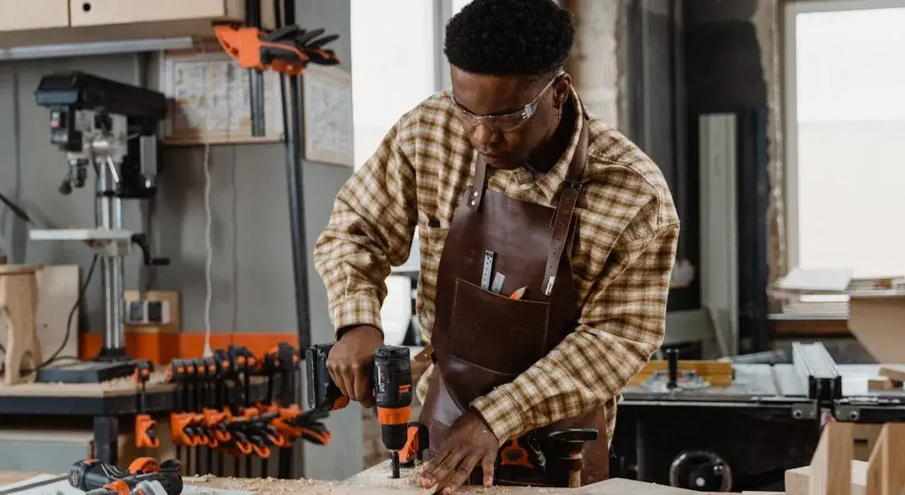 Ile zarabia wypożyczalnia sprzętu budowlanego? Kluczowe czynniki rentowności