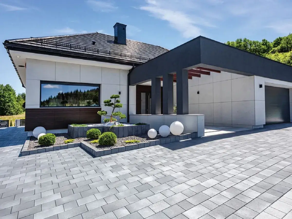 Nowoczesny dom z podjazdem z kostki brukowej. Inspiracje dla Twojego ogrodu i podjazdu.