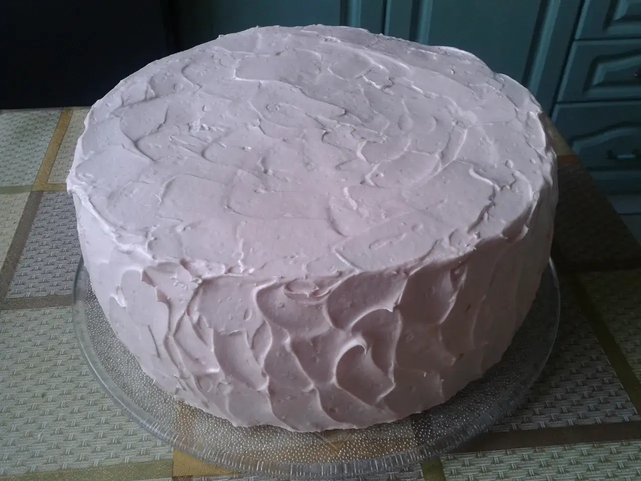Różowy tort z kremem, idealny na specjalną okazję. Może to być tort dla konia przepis, który właśnie przygotowano.