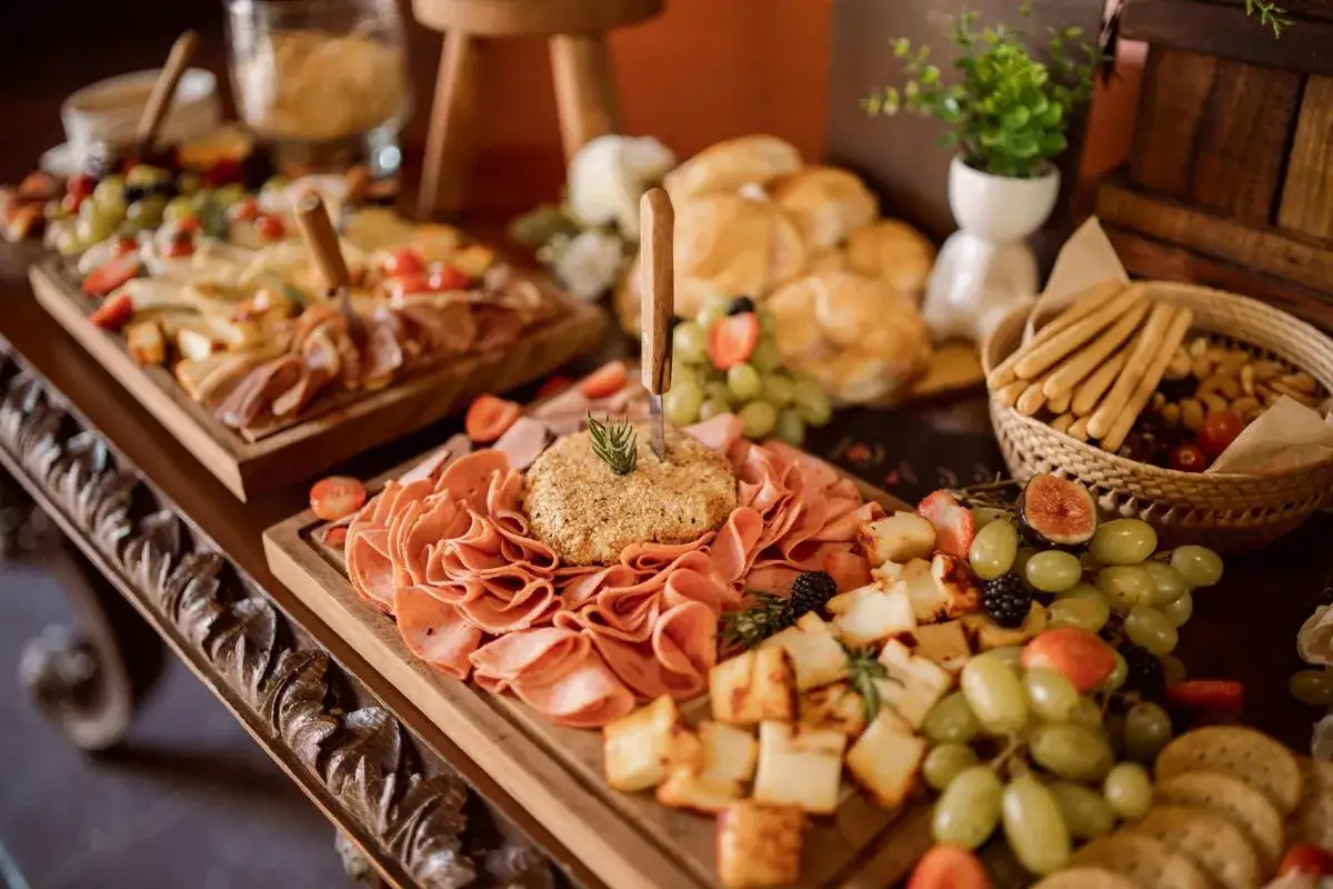 Catering: Ile za osobę? Poznaj ceny i zaoszczędź na imprezie