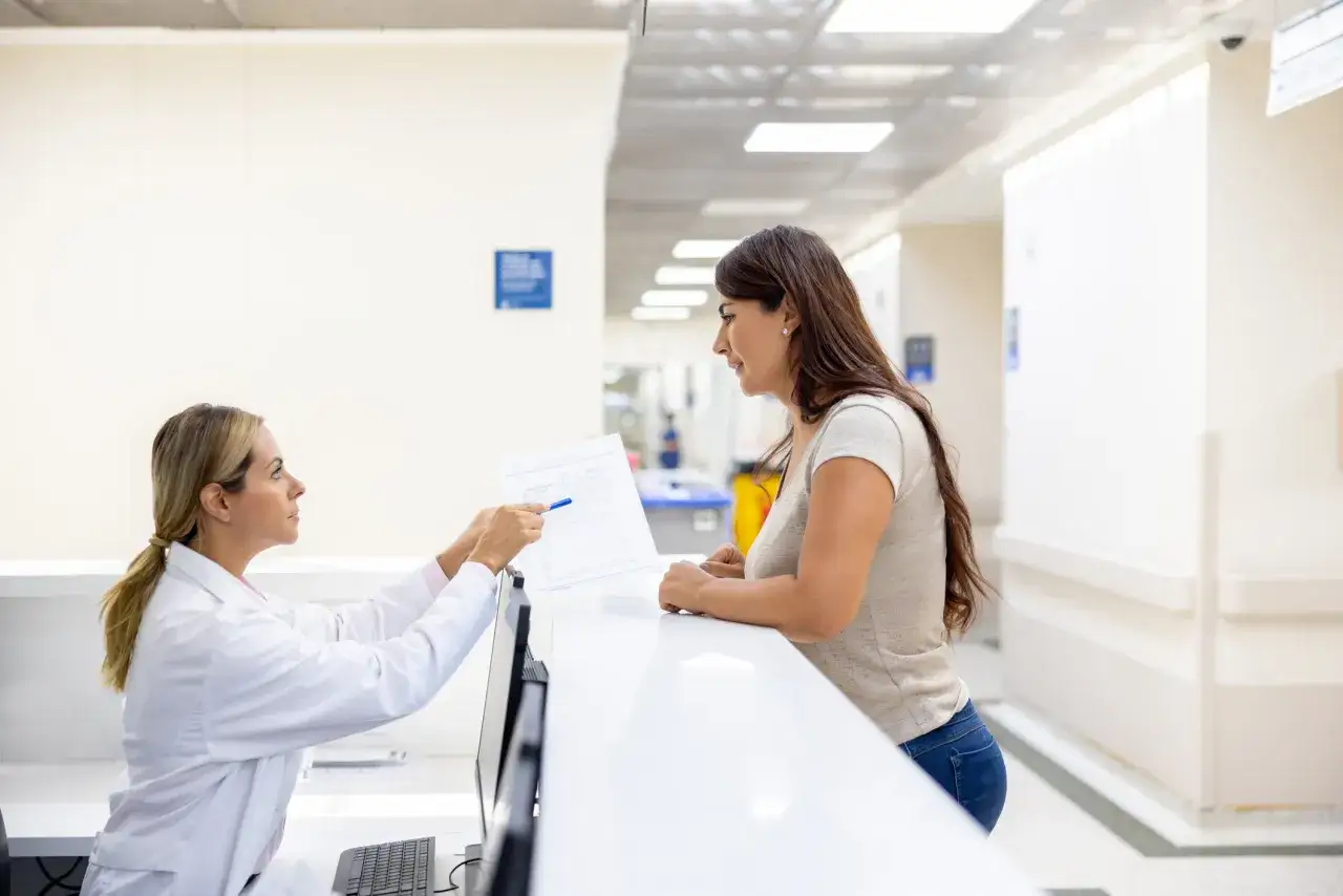 Ile zarabia recepcjonistka medyczna? Zaskakujące różnice w pensjach