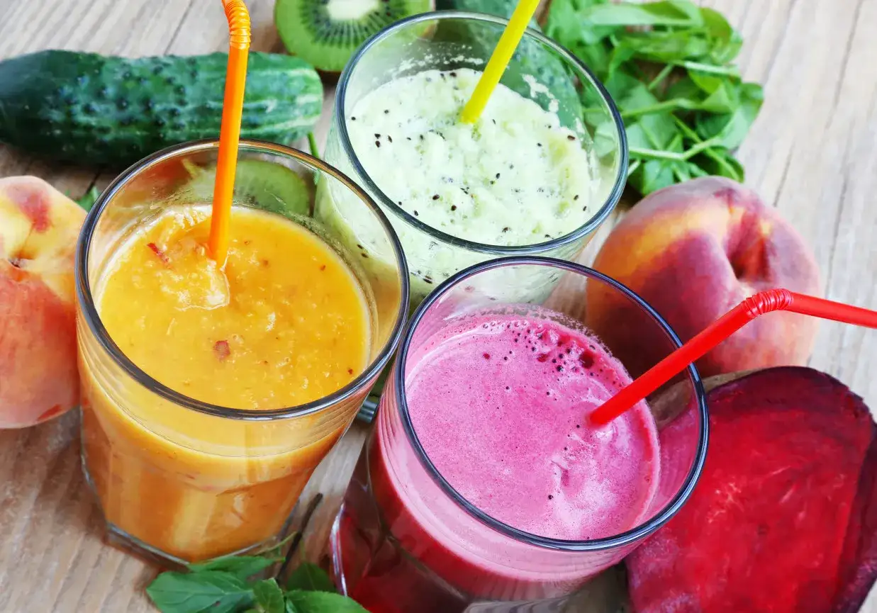 Orzeźwiający drink z likierem brzoskwiniowym, obok kiwi, buraka i brzoskwini.