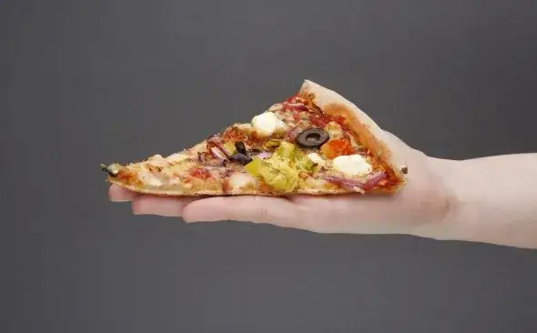 Ile kalorii mają 2 kawałki pizzy? Zaskakujące fakty o kaloriach