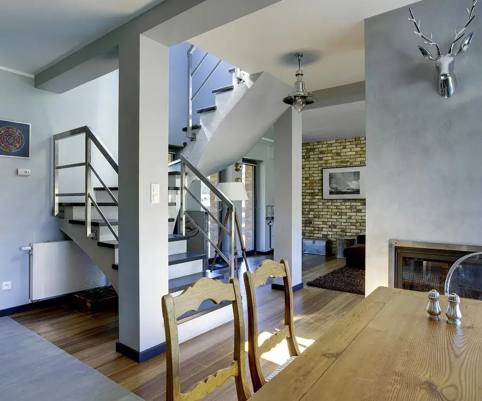 Czym obłożyć filar w salonie, aby uniknąć nudnego wystroju?