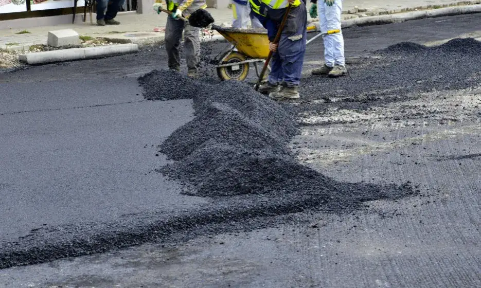 Ile schnie asfalt na gorąco? Kluczowe czynniki wpływające na czas schnięcia