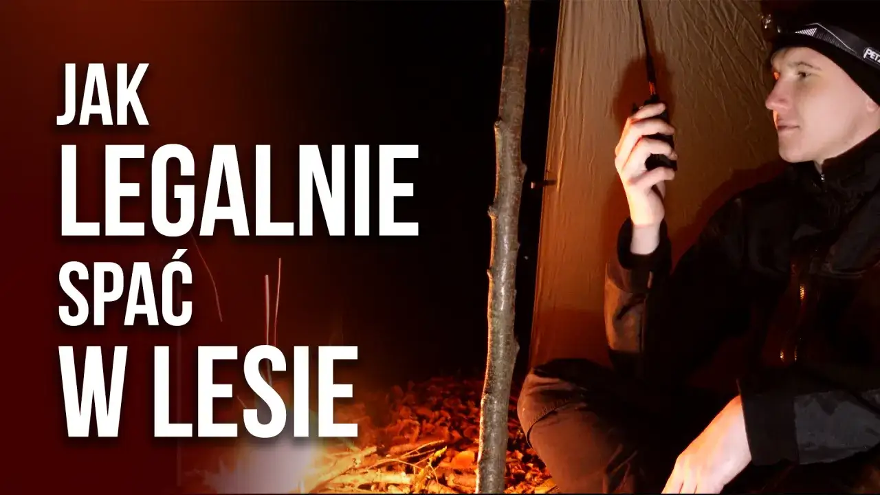 Jak legalnie spać w lesie? Młody mężczyzna w namiocie z radiotelefonem, obok ognisko.