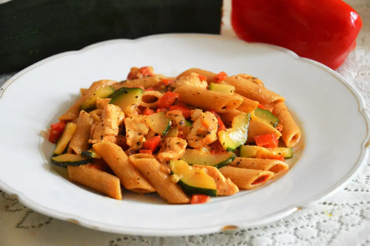 Szybki przepis na makaron penne z kurczakiem i pomidorami, który zachwyci