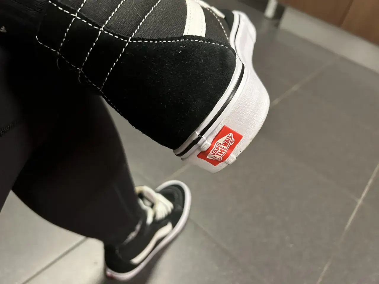 Czarne Vans z białym logo "Vans Off The Wall" na podeszwie. Oryginalne Vans a podróbki - te wyglądają na autentyczne.