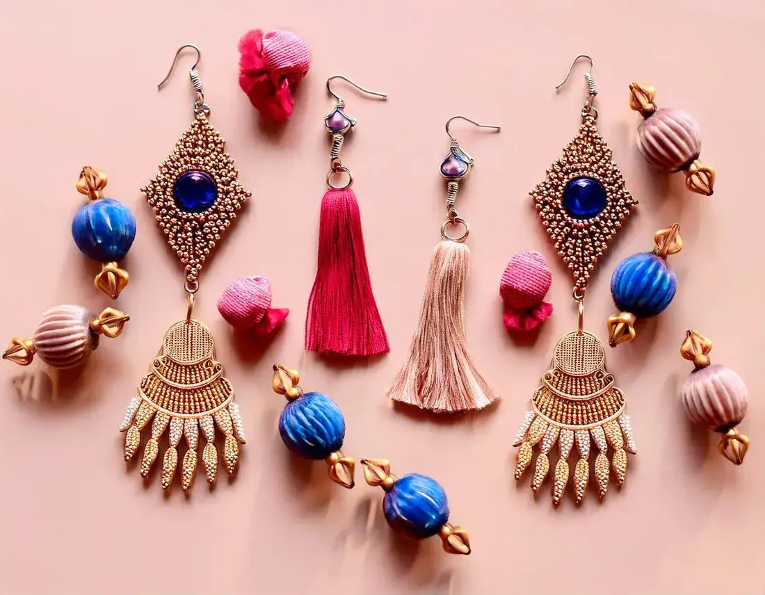 Jakie kolczyki są teraz modne - odkryj najnowsze trendy i style