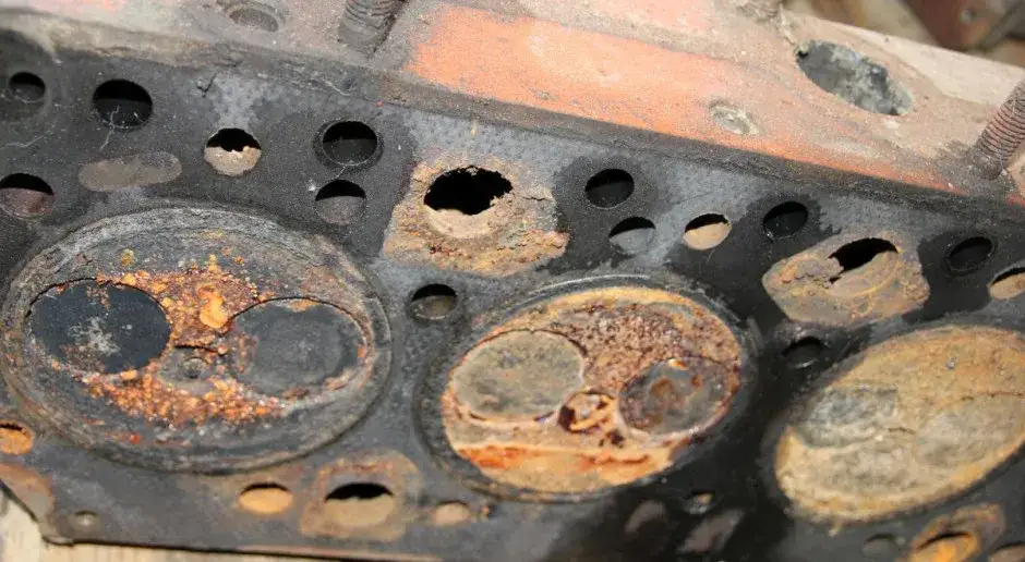 Ile kosztuje remont silnika? Odkryj ukryte koszty naprawy