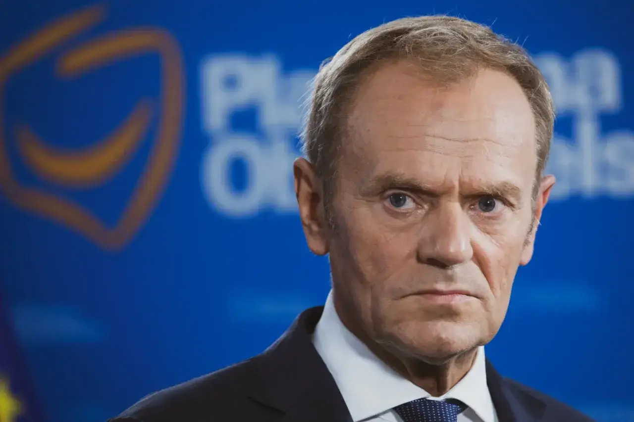 Donald Tusk, lider Platformy Obywatelskiej, partii, która często jest postrzegana jako centrum lub lewica.