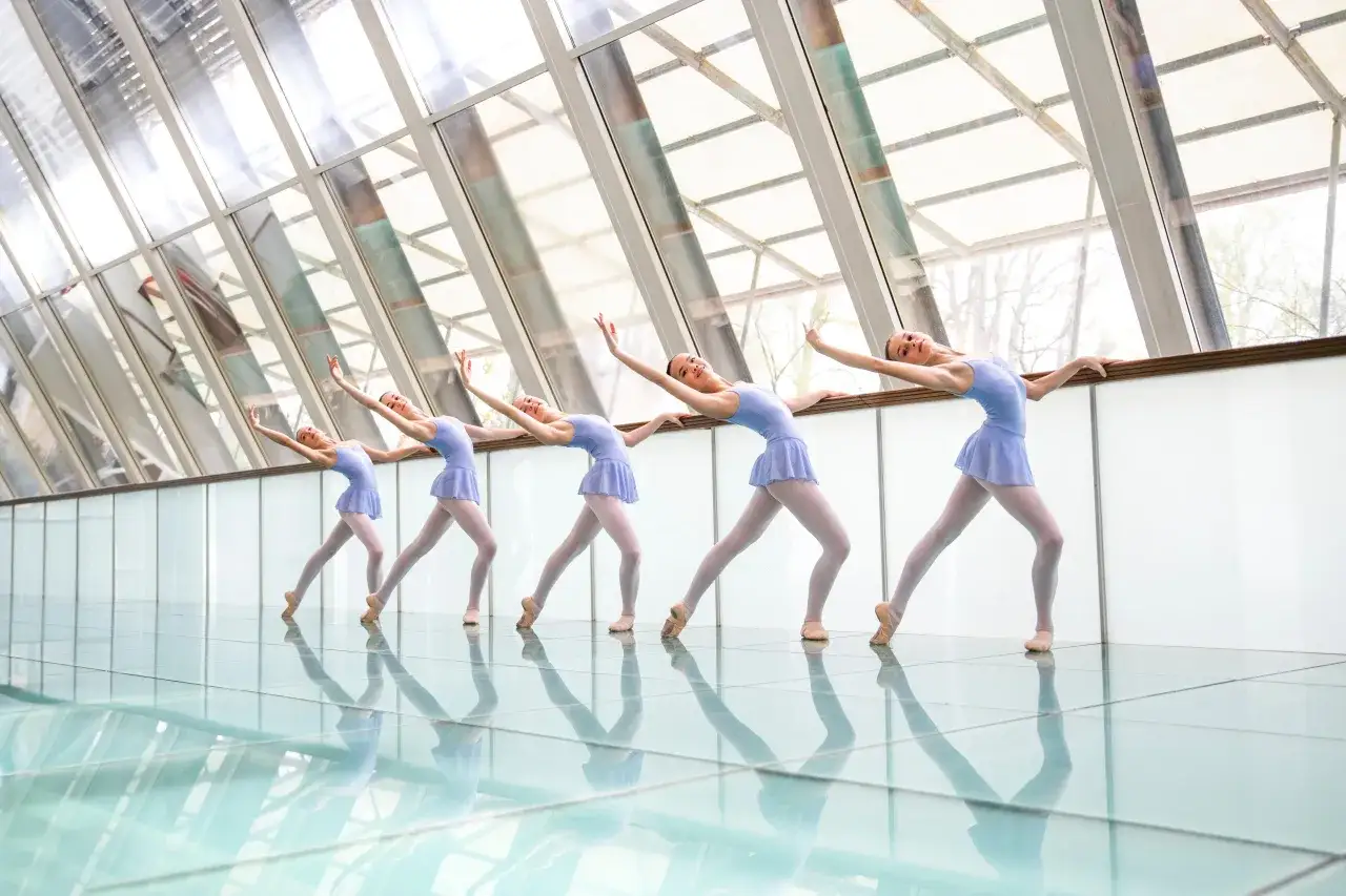 Pięć młodych tancerek w baletowych strojach wykonuje eleganckie ruchy. To właśnie balet – sztuka ruchu i emocji.