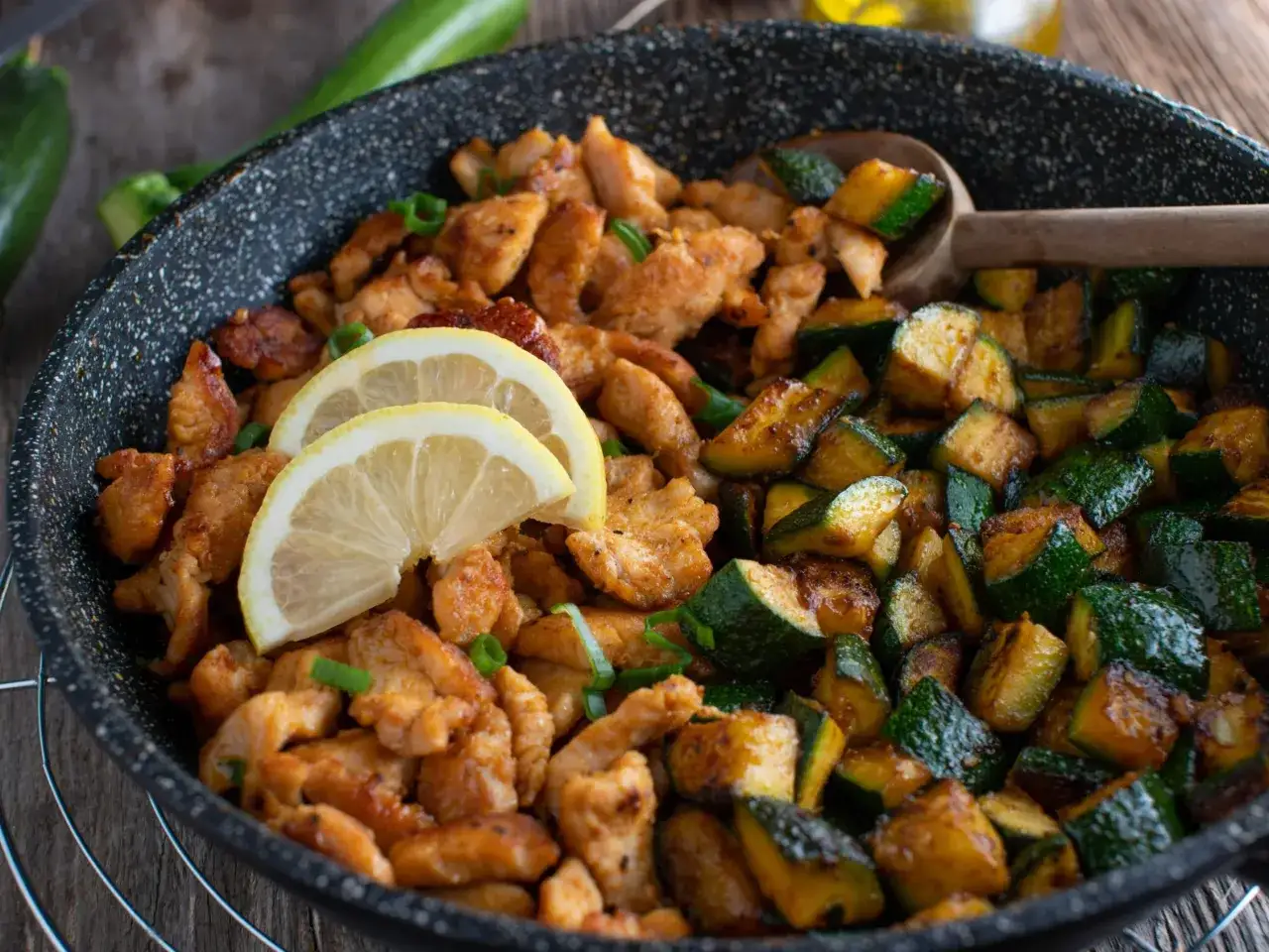 Pyszna cukinia na obiad zamiast ziemniaków, z kurczakiem i cytryną.