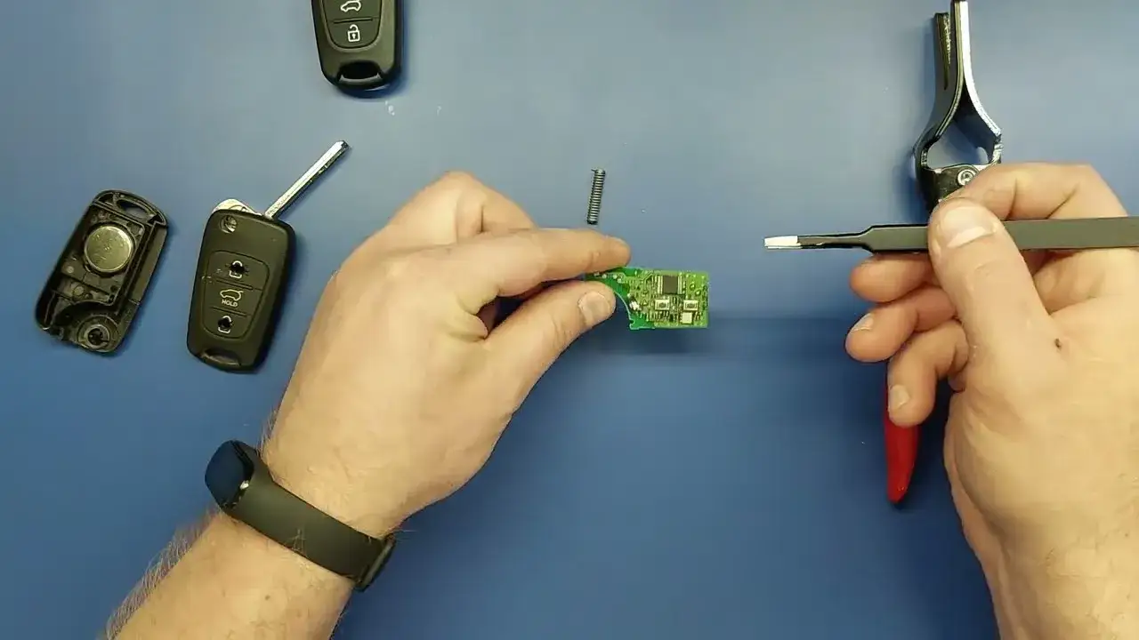 Jak rozebrać kluczyk Kia Ceed i uniknąć problemów z baterią
