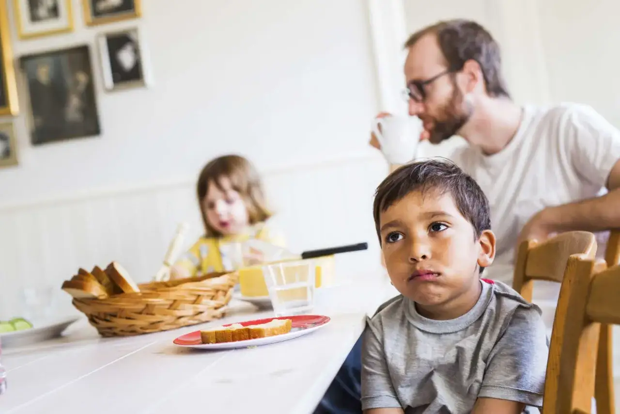 Czy sąd zmusi dziecko do kontaktów z ojcem? Prawda o przymusie