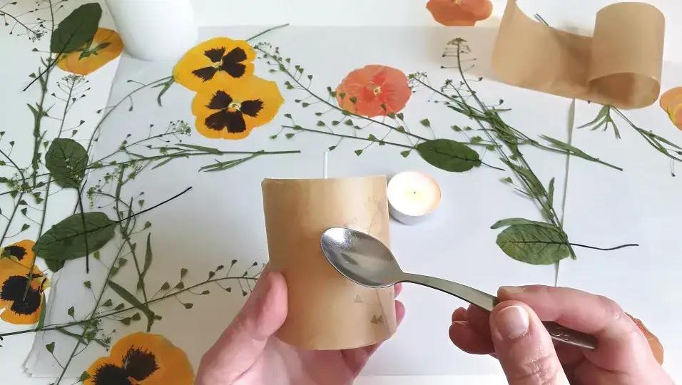 Świece z suszonymi kwiatami: Poradnik DIY. Piękne i bezpieczne