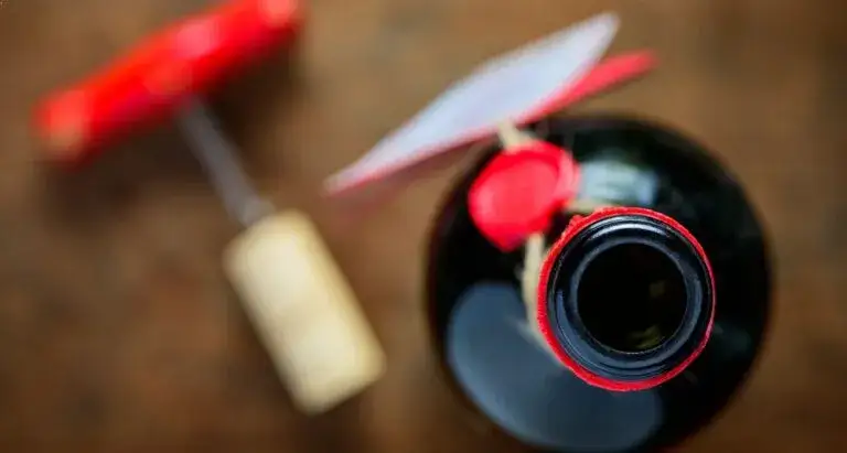 Otwarte wino: Jak zachować smak i aromat na dłużej?