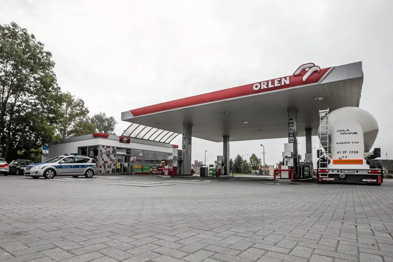 Ile zarabia pracownik stacji Orlen? Fakty, które musisz znać