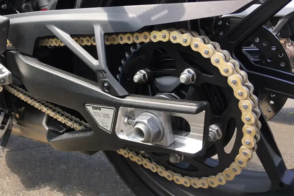 Jak poprawnie liczyć ogniwa w łańcuchu motocyklowym i uniknąć błędów przy wymianie