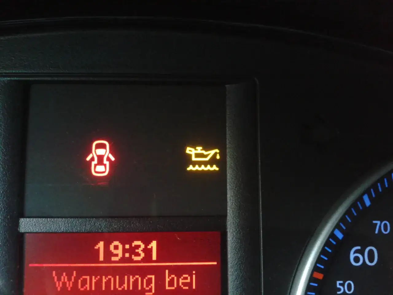 Żółta kontrolka oleju świeci się, czas na wizytę w serwisie. Nie ryzykuj, ile można jechać z takim sygnałem?