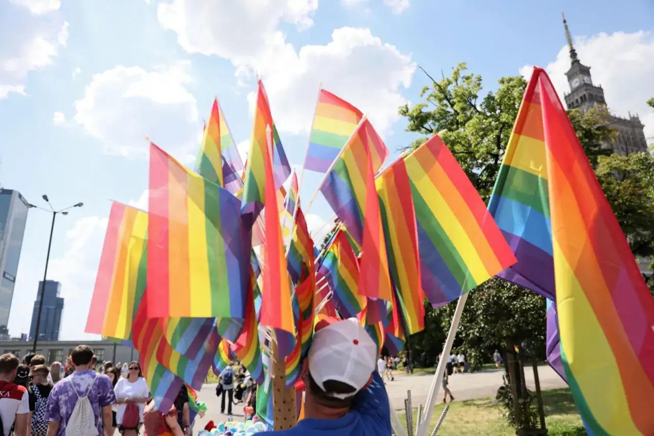 Tęczowa parada dumy. Ile kolorów ma flaga LGBT? Wiele! Radość i kolory na ulicach miasta.