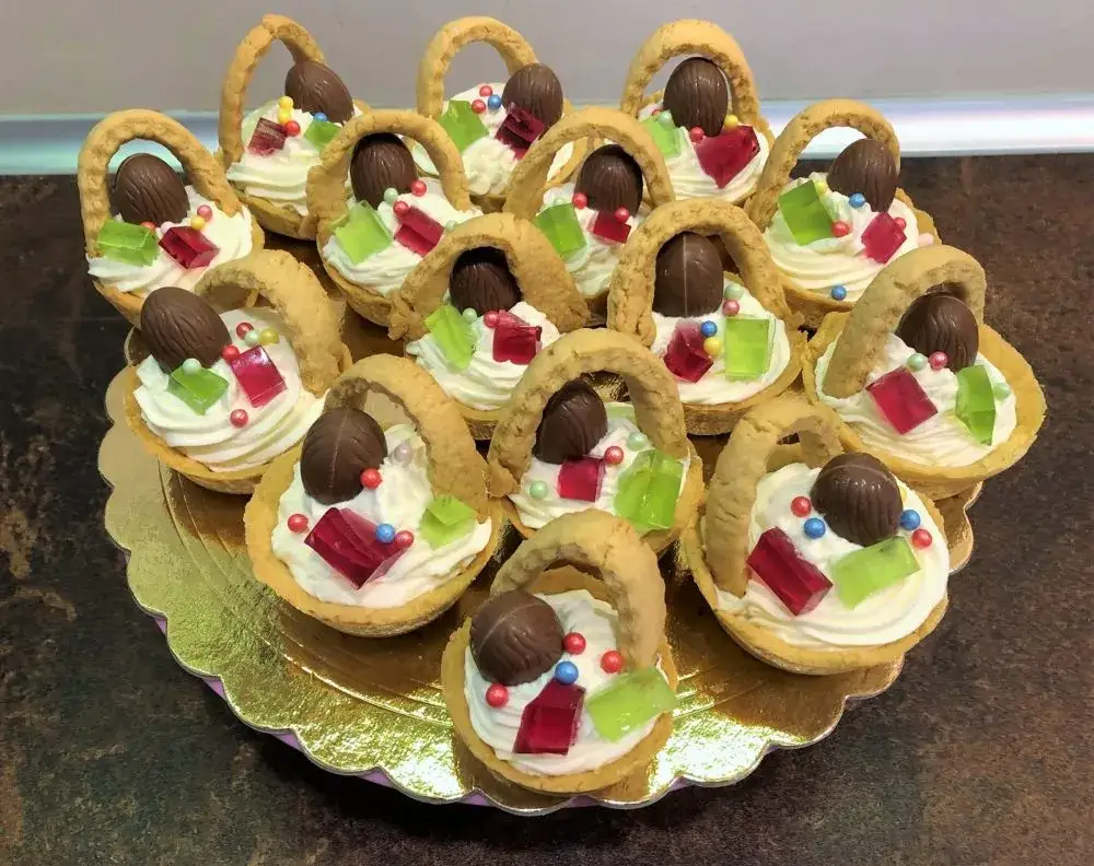 Pyszne koszyczki z ciasta: Prosty przepis na kruche babeczki z nadzieniem