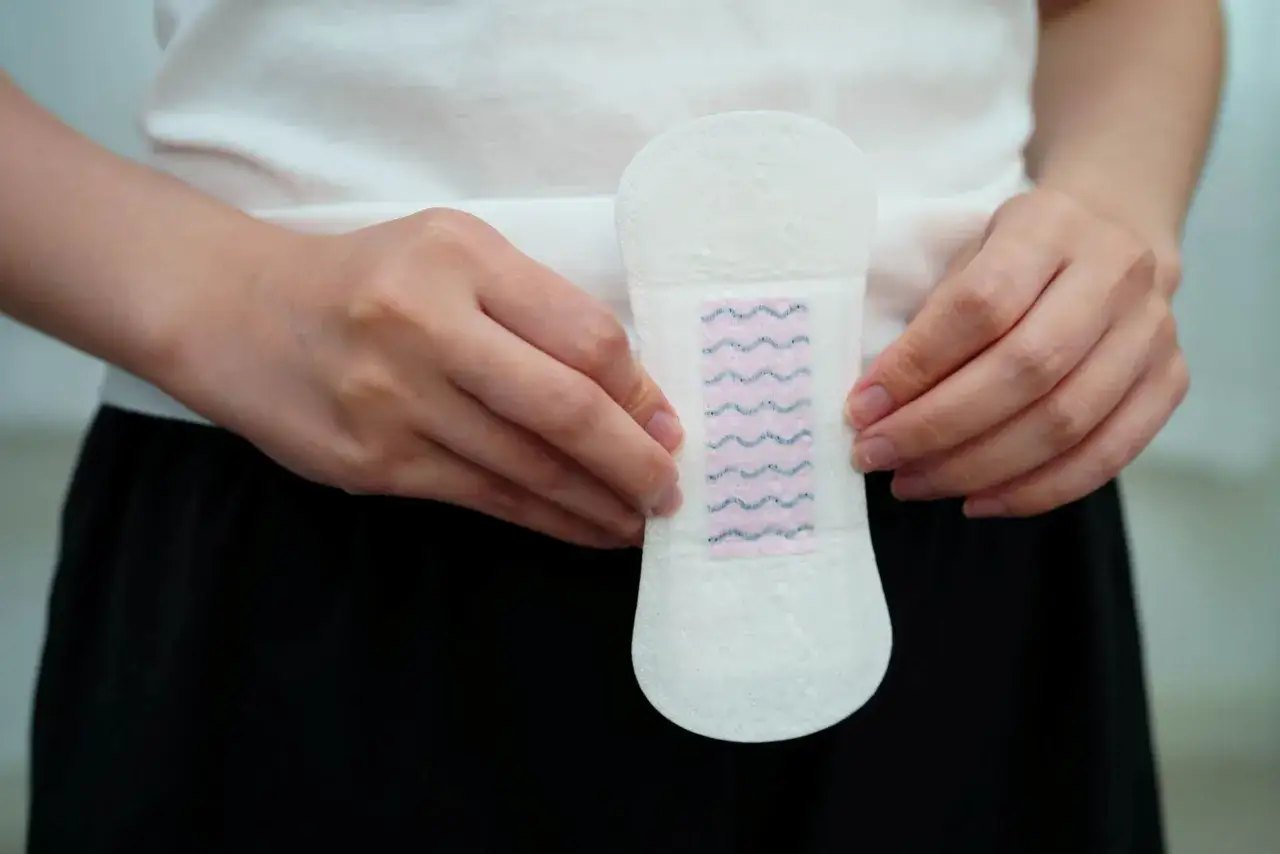 Delikatna podpaska z niebieskimi falami, symbolizująca plamienie implantacyjne.