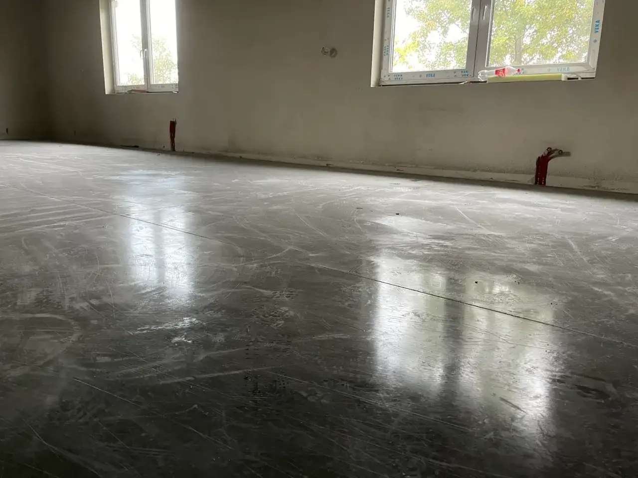 Posadzka przemysłowa: Ile kosztuje m²? Uniknij ukrytych kosztów!