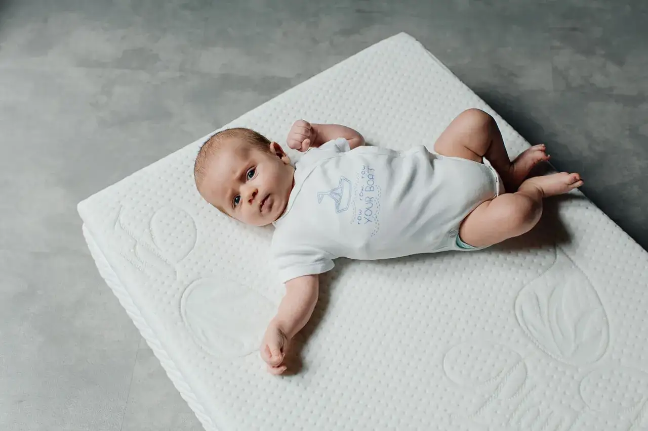 Bezpieczny materac dla niemowlaka: Uniknij błędów, śpij spokojnie