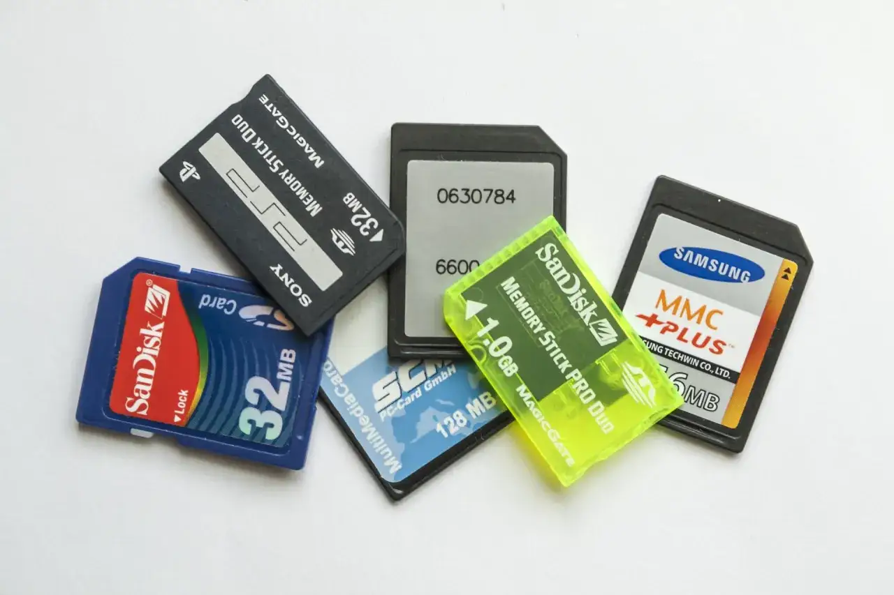 Karty pamięci: SanDisk SDHC 32MB, Memory Stick Pro Duo 1GB, MMC Plus 512MB. Wybór między SDHC czy SDXC zależy od potrzeb.
